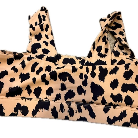 Chic Leopard Print Sports Bra - Picture 3 of 6